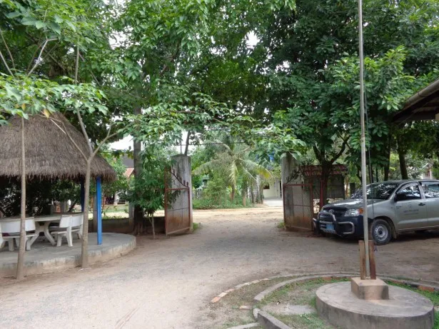 カンボジアのクメールシルク工房の庭
