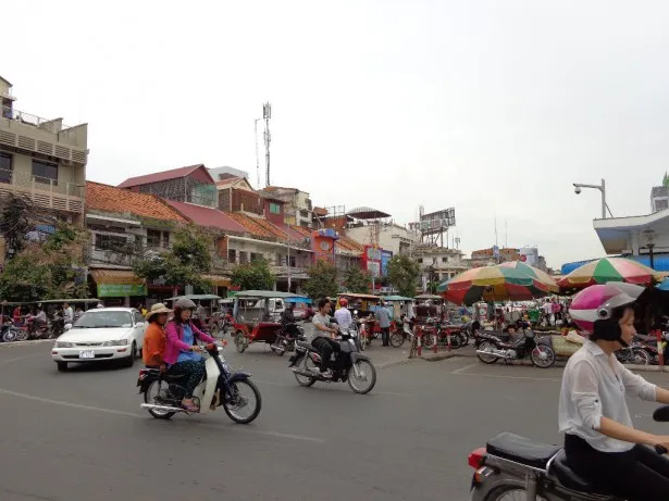 バイクが行きかうカンボジア・プノンペン中心地