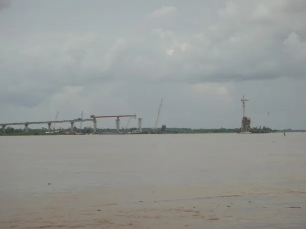 建設中のカンボジア・ネアックルン橋