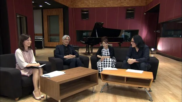 案内役の坂本龍一が風吹ジュン、岩井俊二と大河ドラマの音楽の歴史を語り合う