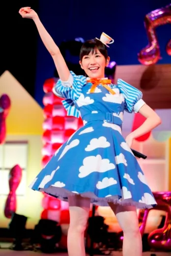 雨女の本領発揮!?　まゆゆが悪天候の中「次は晴天で！」とライブを開催!!