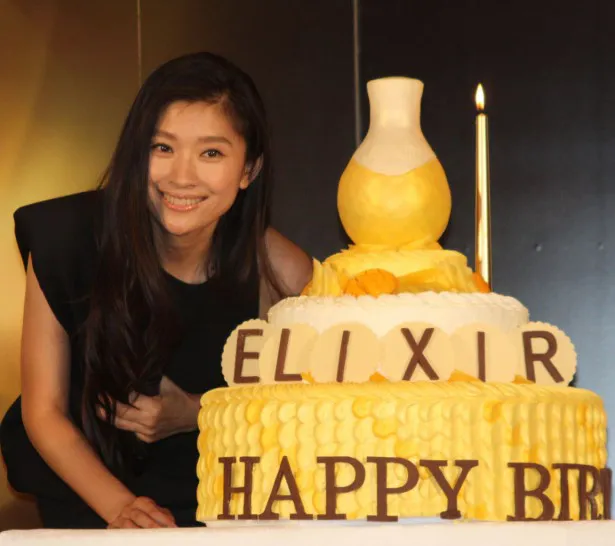 【写真】スキンケアブランド「エリクシール」の30周年を祝った資生堂パーラーの特別ケーキがサプライズで登場