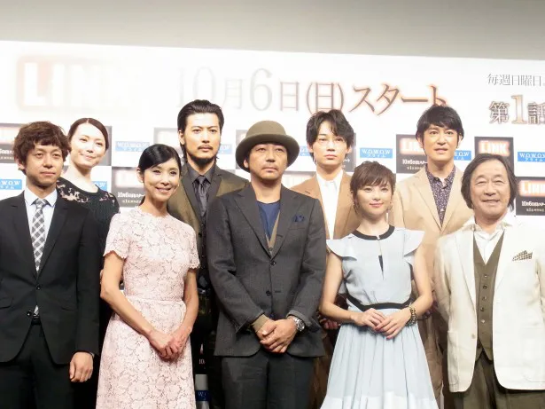 記者会見に出席したドラマ「LINK」の豪華キャスト8人と深川監督