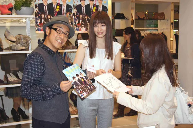 角田と岡本は、ショップ・ステュディオスの一日店長を務める(写真左から)