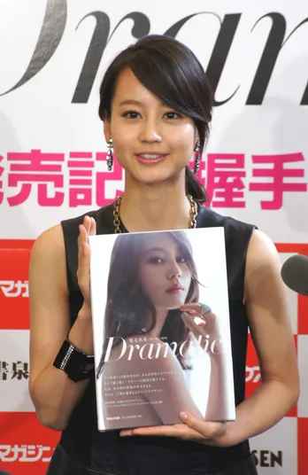 見どころは割れている腹筋!? 堀北真希、セクシーな衣装にそわそわ