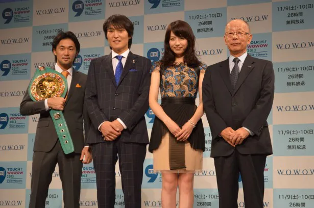 会見に登場した(左から)山中慎介選手、千原ジュニア、平井理央、和崎信哉社長
