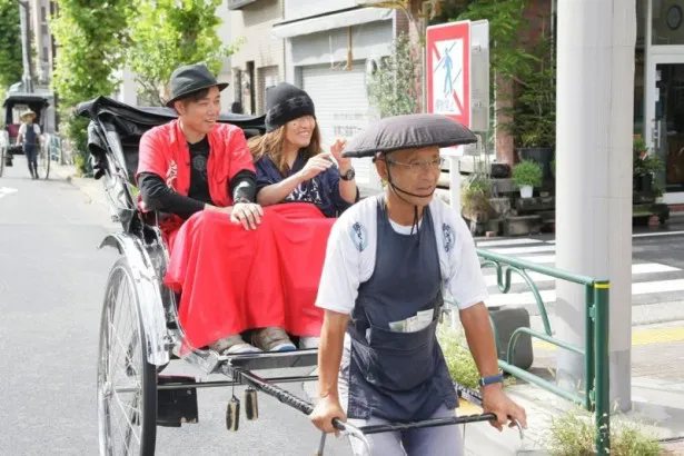 【写真】大槻ケンヂとゲストのムッシュかまやつが人力車で浅草を巡る。大槻にとっては人生初の人力車