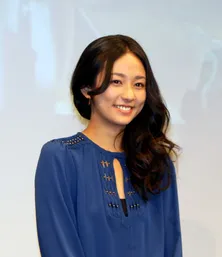 変身シーンのポーズに注目！中丸雄一が天才インタビュアーに華麗に変身！