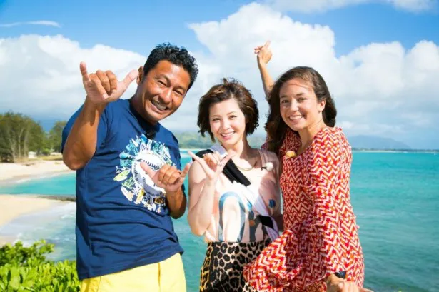 「ハワイに恋して～CRAZY FOR HAWAII～」に出演するメディアナビゲーター・内野亮（左）、シーズンゲスト・松浦亜弥（中央）、ロコガール・アリッサ（右）