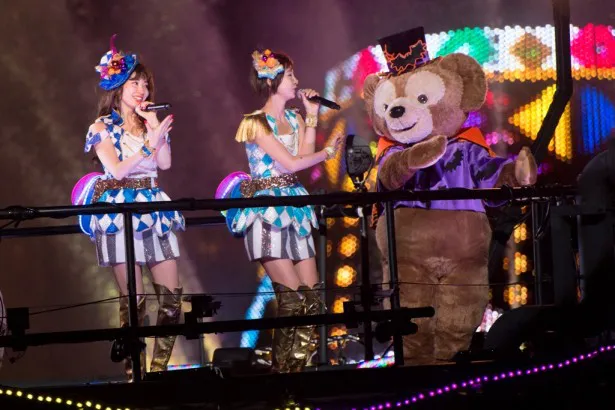 AKB48に1日限定復帰した篠田麻里子(右)も小嶋陽菜(左)らと共に歌う