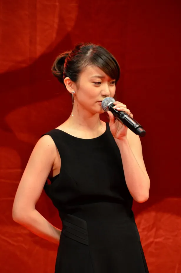 大島優子は「役の中でずっと白い衣装を着ているんですけど、きょうはやっと黒い衣装を着れたので落ち着きますね」と笑顔