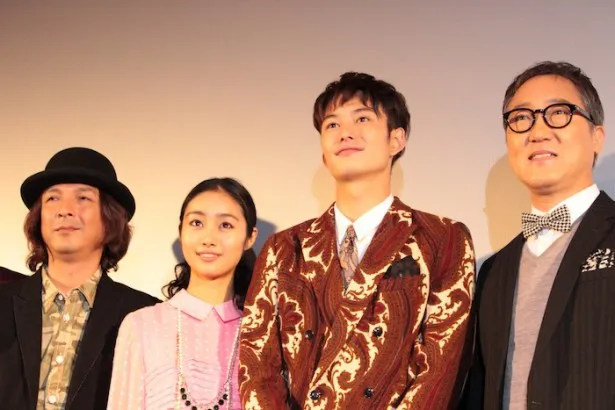 第26回東京国際映画祭　特別招待作品「オー！ファーザー」の舞台挨拶より。岡田将生（写真右から2番目）が4人の父親を持つ主人公・由紀夫を演じる