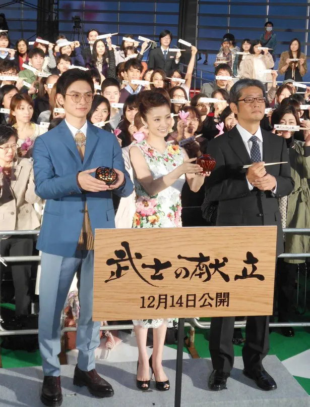 「武士の献立」のジャパンプレミアイベントに登場した(左から)高良健吾、上戸彩、朝原雄三監督