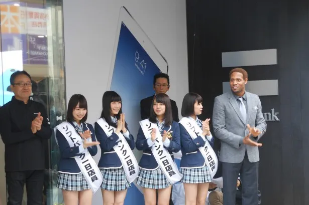 「iPad Air」発売セレモニーに登場した(左より)宮内謙COOとNMB48の渡辺美優紀、山田菜々、矢倉楓子、小笠原茉由、そしてダンテ・カーヴァー