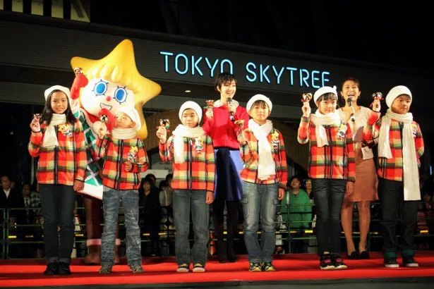 ソラカラちゃんと6人の子供たちと一緒にハンドベルを鳴らし、東京スカイツリーのクリスマス限定ライティング開始の合図を送る剛力