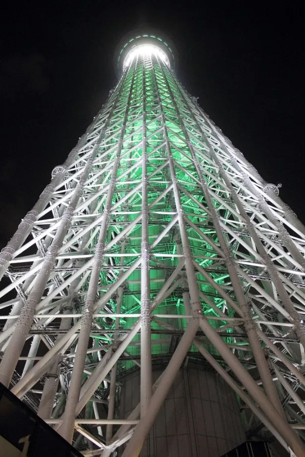 東京スカイツリーが緑色のクリスマス限定ライティングに