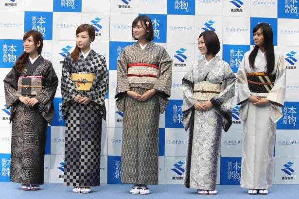 “応援ガール”として大島紬を身にまとった5人のミスコン出場者