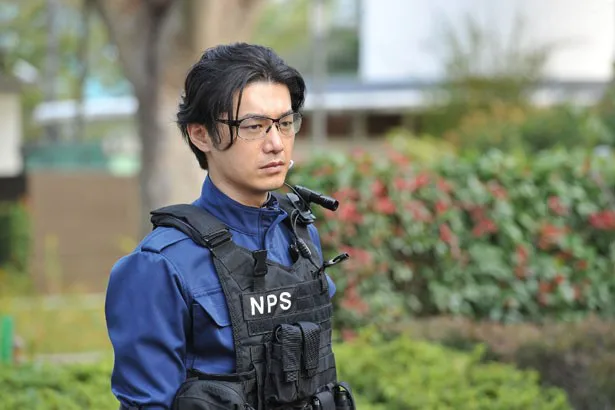 警察庁刑事局捜査第一課NPS副官・速田仁役の平山浩行。容姿・性格ともにクールな、NPSのナンバー2