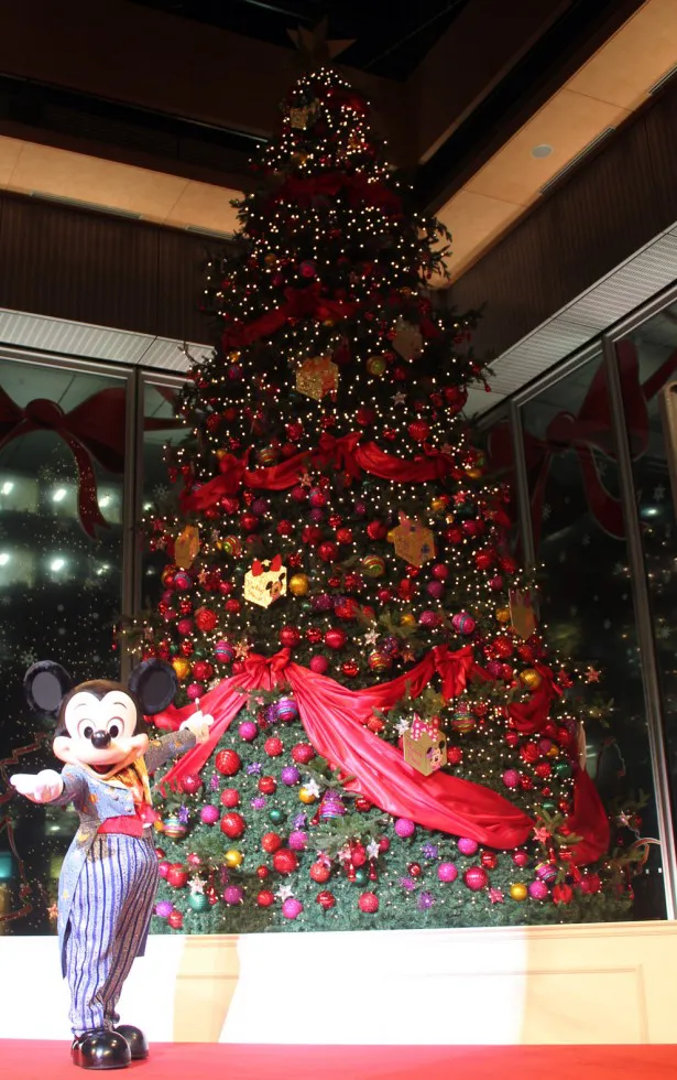 東京・丸の内の丸ビルでクリスマスツリー点灯式に登場したミッキーマウス