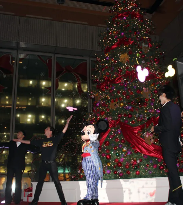 色とりどりのミッキーマウス型の紙吹雪が会場にひらひらと舞うロマンチックな光景に観客はうっとり