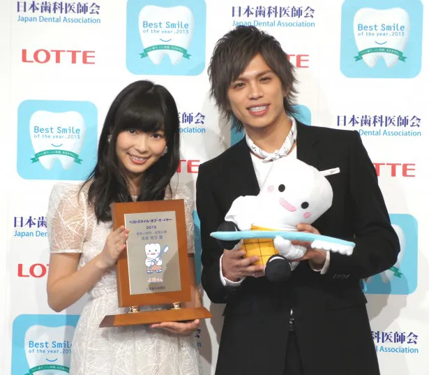 「ベストスマイル・オブ・ザ・イヤー2013」を受賞したHKT48・指原莉乃と山本裕典(写真左から)