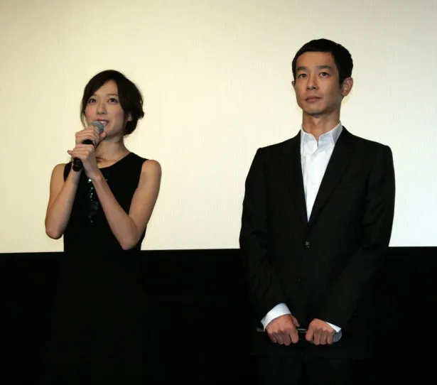 【写真】映画の大ヒットに対し、ファンに感謝の意を伝える戸田恵梨香(左)と加瀬亮(右)