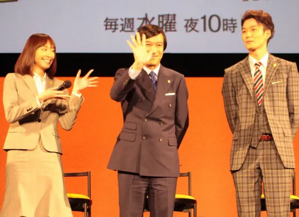 【画像】学生の声援に手を振って応える堺雅人（中央）、新垣結衣（左）、岡田将生（右）
