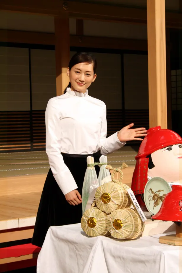岡田准一から贈答品をもらい、笑顔を見せる大河ドラマ「八重の桜」主演の綾瀬はるか