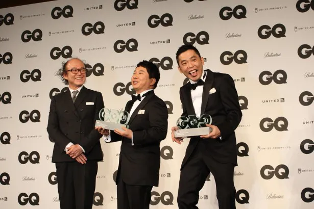 「GQ」編集長・鈴木正文氏(左)に「GQ Men of the Decade 2013」のトロフィーを渡される爆笑問題