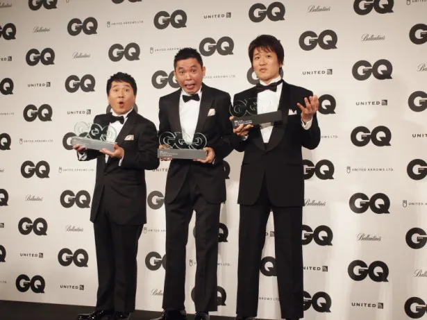 「GQ Men of Year 2013 ＆ the Decade 2013」表彰式に登場した(左から)爆笑問題の田中裕二と太田光、そして林修