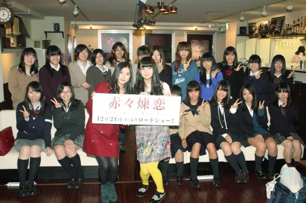 映画「赤々煉恋」の女子高校生限定イベントに登場した土屋太鳳(左)と清水富美加(右)が女子高校生と記念撮影