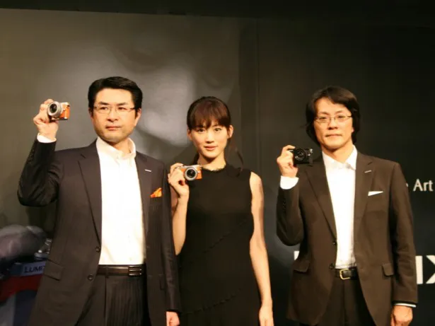 新デジタル一眼カメラ「GM」を持った、(左から)パナソニック・原昭一郎氏、綾瀬はるか、パナソニック・北尾一郎氏
