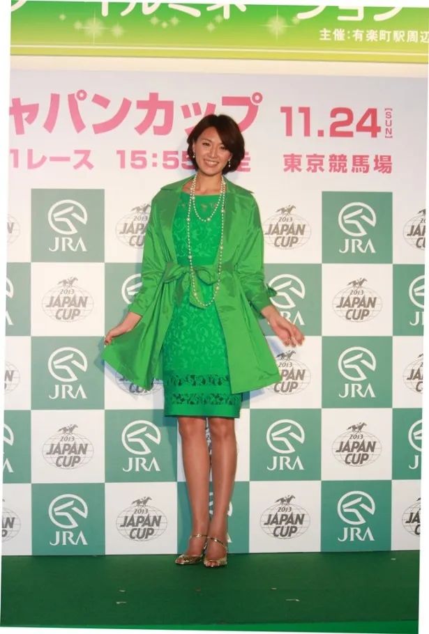 “芝の色”をイメージした全身緑色の衣装で「有楽町ウィンターイルミネーション 2013/14」の点灯式に登場した浅尾美和