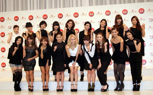 E-girlsのami(前列中央)は「日本中を元気にするパフォーマンスをしたい！」と笑顔で語る