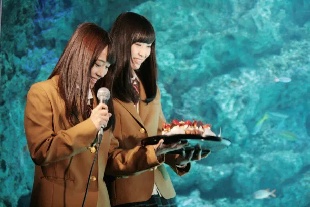 高柳のためにケーキを持って登場する斉藤と向田