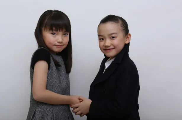【写真】「(芦田に)憧れていた」と語る鈴木梨央(左)が芦田愛菜(右)と握手