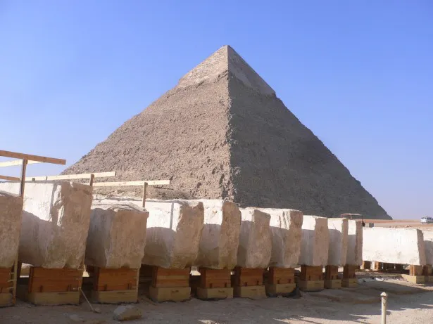 「新発見！ピラミッドに隠された真実を解け！　太陽の船大発掘スペシャル」が密着した巨大ピラミッドと“太陽の船”の発掘現場