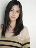 篠たちの後輩・立花五月役を演じる三吉彩花。五月は秘密や隠し事に敏感な性格でメンバー内を引っかき回す
