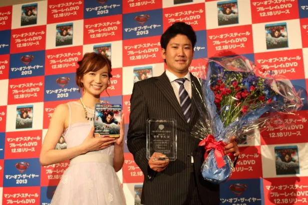 「マン・オブ・ザ・イヤー2013」授与式に登場した(左から)芹那、読売巨人軍の菅野智之選手
