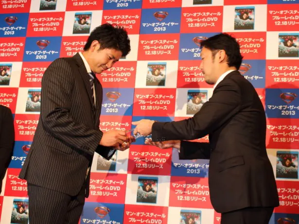 ワーナー エンターテイメント ジャパンの中浜平三氏(右)より菅野選手に楯が授与された