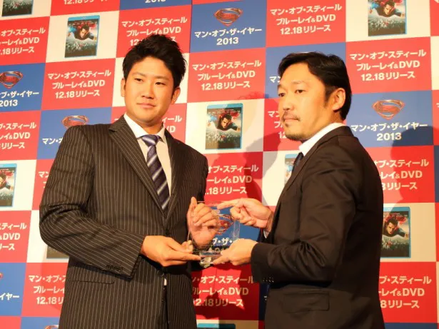 記念の楯を受け取った菅野選手は「野球以外の賞をいただくのはうれしい。来年以降もこういった賞をもらえるように頑張っていきたい」