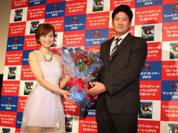 芹那は菅野選手に赤と青のスーパーマンカラーの花束を渡した