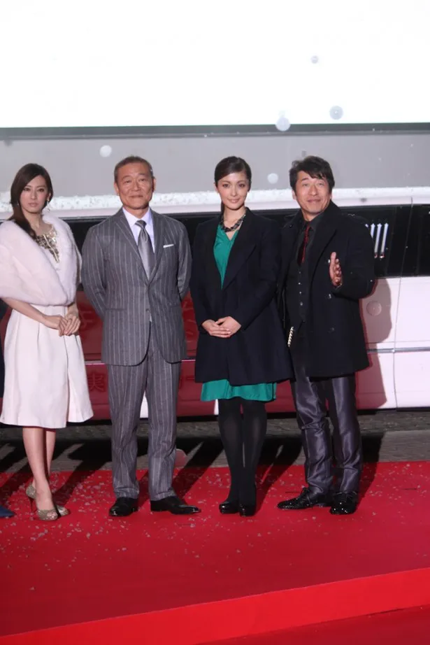 イベント登壇者は白いリムジンで登場。（左から）北川景子、國村隼、平山あや、寺門ジモン