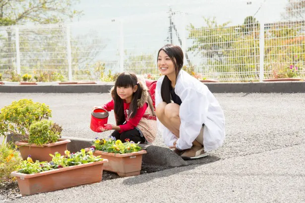 山村家に謎の女性・栞里がやって来る