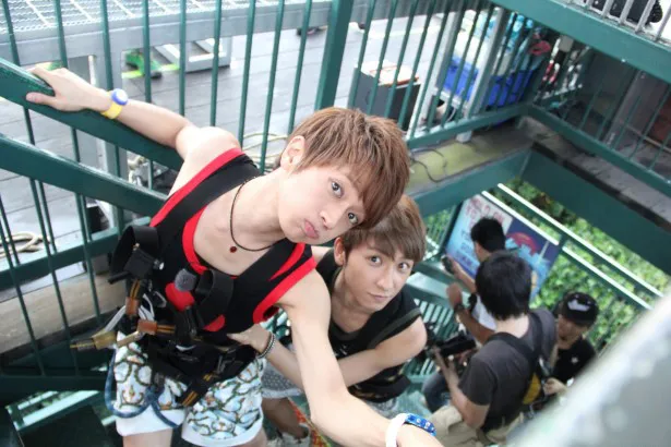 「AAAのキズナ合宿3」で、シンガポール・セントーサ島にて高所からのダイブに挑戦する西島隆弘と與真司郎