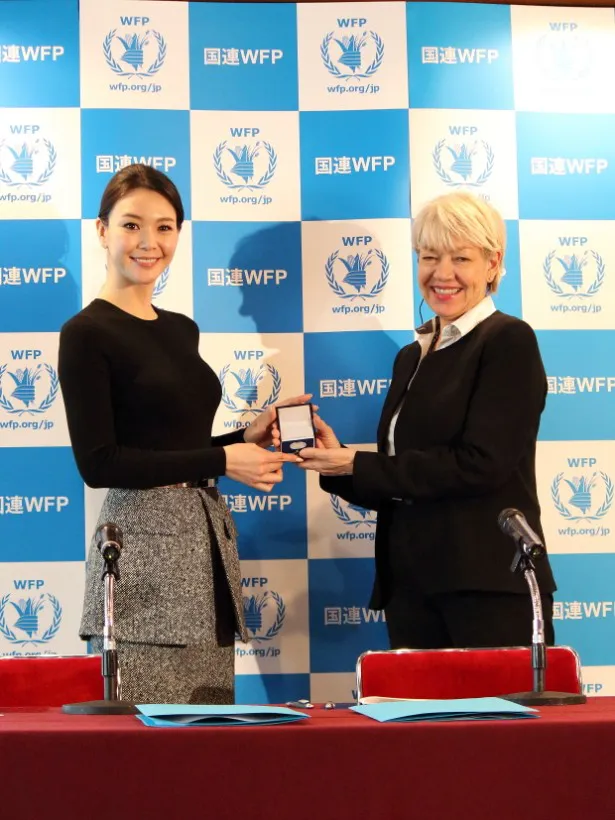 「国連WFP 日本大使」に任命された知花くらら(左)とエリザベス・ラスムーソンWFP国連世界食糧計画事務局次長(右)