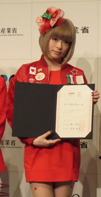 きゃりーぱみゅぱみゅが真っ赤なミニスカワンピでミラノ博をPR