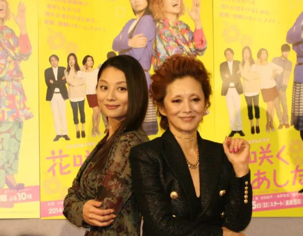 「花咲くあした」の完成試写会に登壇した(左から)小池栄子と夏木マリ