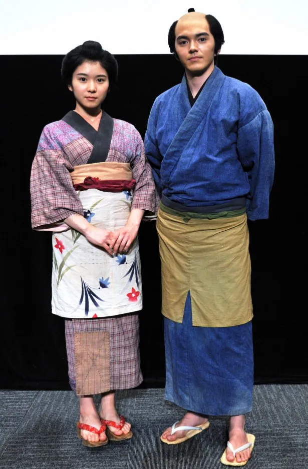 新ドラマ「銀二貫」（NHK総合）で、主人公・松吉を演じる林遣都と真帆(写真右)を演じる松岡茉優（写真左）
