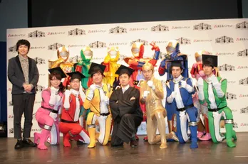 「よしもと頭脳戦隊ハイIQ」芸人たちが戦隊コスプレで「絶望要塞」をアピール！